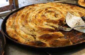 Otkrijte pametne trikove koje su prenijele iskusne domaćice kako biste svojim domaćim pitama podigli izgled restorana.