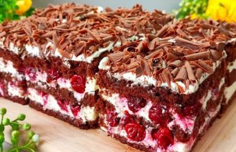 Ova torta, poznata kao brza torta od višanja i čokolade, ne samo da ima divan ukus, već se može pohvaliti i zadivljujućim izgledom kada je u potpunosti pripremljena