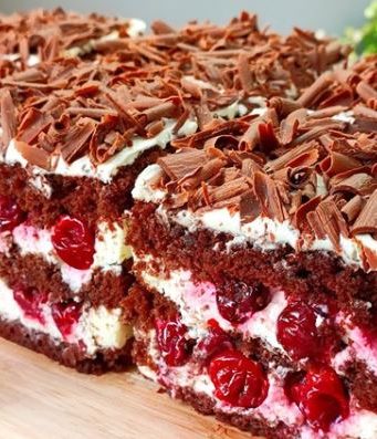 Ova torta, poznata kao brza torta od višanja i čokolade, ne samo da ima divan ukus, već se može pohvaliti i zadivljujućim izgledom kada je u potpunosti pripremljena