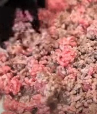 ZAŠTO SE PRVO PRŽI MLJEVENO MESO, PA SE TEK ONDA DODAJE CRNI LUK? Kuvarica otkrila tajnu, LJUDI ZINULI OD ŠOKA