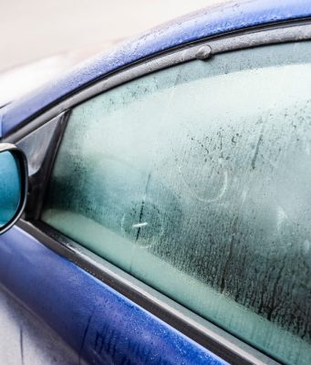Bez riže ili soli: Stavite ovo u auto i prozori će se ODMAH prestati zamagljivati!