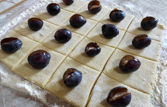 KNEDLE SA ŠLJIVAMA…OVAJ RECEPT SAM DOBILA OD TETKE I OD TADA MI SVAKI PUT USPIJEVAJU