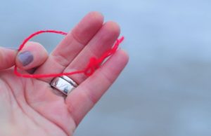 MNOGI NOSE CRVENI KONAC OKO RUKE, A NEMAJU POJMA ŠTA TO ZNAČI: Evo šta on simbolizuje