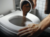 “Das Einfüllen von Kaffeesatz in die Toilette löst eines der größten Probleme in Toiletten”?!